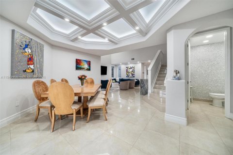 House in Aventura, Florida 4 bedrooms, 295.06 sq.m. № 2004123 - photo 16
