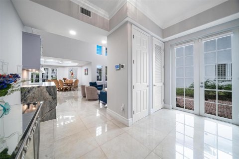 House in Aventura, Florida 4 bedrooms, 295.06 sq.m. № 2004123 - photo 6