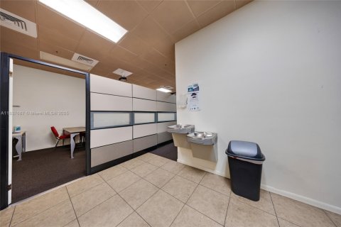 Commercial property in Dania Beach, Florida № 1825790 - photo 17