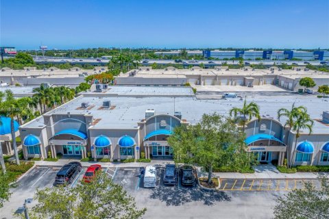 Commercial property in Dania Beach, Florida № 1825790 - photo 4