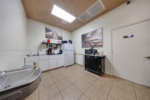 Commercial property in Dania Beach, Florida № 1825790 - photo 11