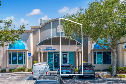Commercial property in Dania Beach, Florida № 1825790 - photo 1