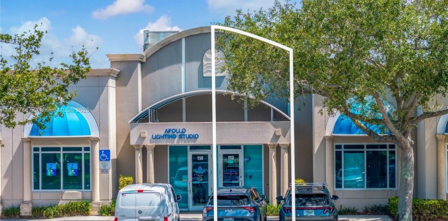 Commercial property in Dania Beach, Florida № 1825790