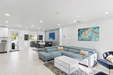 House in Dania Beach, Florida 4 bedrooms, 125.23 sq.m. № 1939844 - photo 6