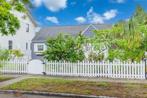 House in Saint Petersburg, Florida 3 bedrooms, 133.59 sq.m. № 2425238 - photo 2
