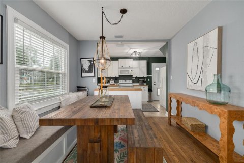 House in Saint Petersburg, Florida 3 bedrooms, 133.59 sq.m. № 2425238 - photo 9