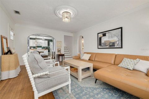 House in Saint Petersburg, Florida 3 bedrooms, 133.59 sq.m. № 2425238 - photo 6