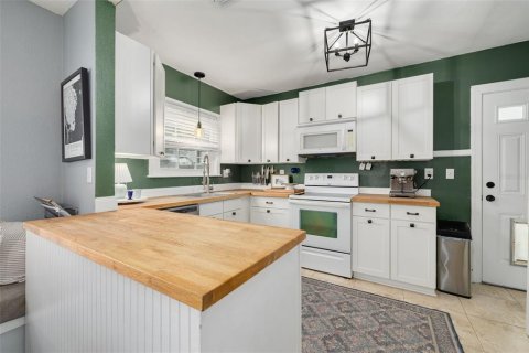 House in Saint Petersburg, Florida 3 bedrooms, 133.59 sq.m. № 2425238 - photo 7