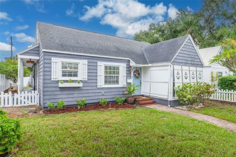 House in Saint Petersburg, Florida 3 bedrooms, 133.59 sq.m. № 2425238