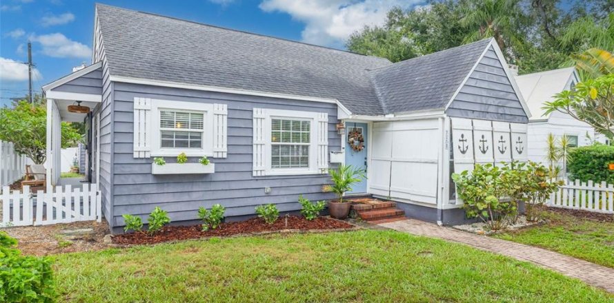 House in Saint Petersburg, Florida 3 bedrooms, 133.59 sq.m. № 2425238