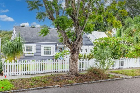 House in Saint Petersburg, Florida 3 bedrooms, 133.59 sq.m. № 2425238 - photo 3