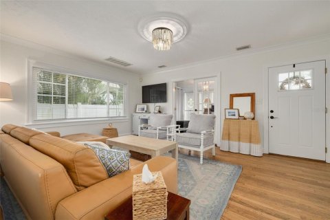 House in Saint Petersburg, Florida 3 bedrooms, 133.59 sq.m. № 2425238 - photo 4