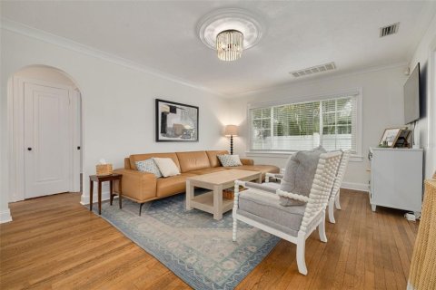 House in Saint Petersburg, Florida 3 bedrooms, 133.59 sq.m. № 2425238 - photo 5