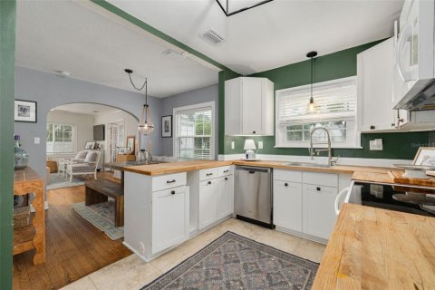 House in Saint Petersburg, Florida 3 bedrooms, 133.59 sq.m. № 2425238 - photo 8