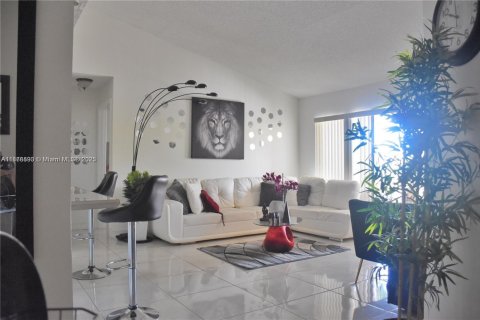 Copropriété à louer à Miami, Floride: 2 chambres, 99.87 m2 № 1927359 - photo 3
