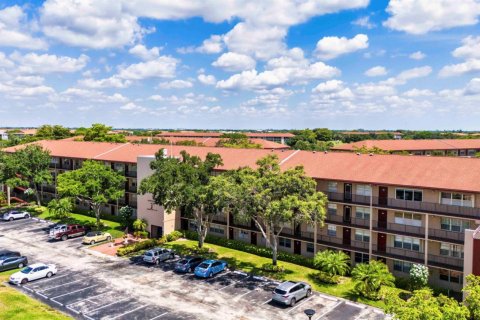 Condominio en alquiler en Pembroke Pines, Florida, 1 dormitorio, 75.34 m2 № 1189570 - foto 1