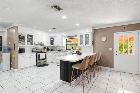 House in Miami, Florida 5 bedrooms, 409.88 sq.m. № 1947810 - photo 12