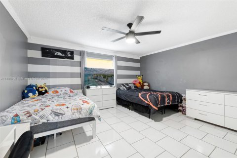 House in Miami, Florida 5 bedrooms, 409.88 sq.m. № 1947810 - photo 28