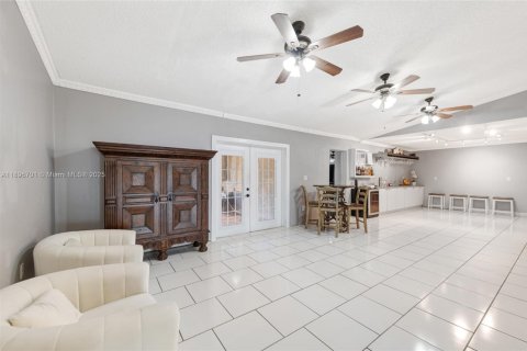 House in Miami, Florida 5 bedrooms, 409.88 sq.m. № 1947810 - photo 8