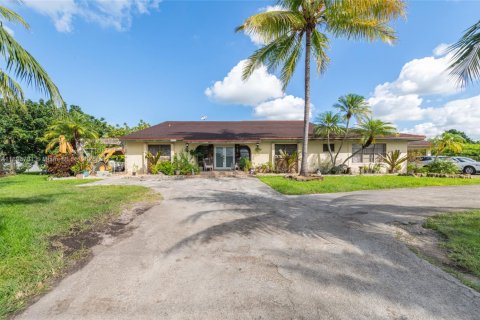 House in Miami, Florida 5 bedrooms, 409.88 sq.m. № 1947810 - photo 1