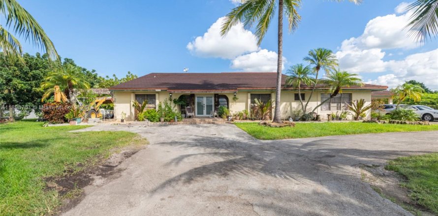 House in Miami, Florida 5 bedrooms, 409.88 sq.m. № 1947810