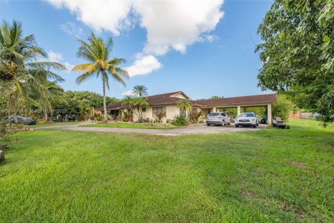 House in Miami, Florida 5 bedrooms, 409.88 sq.m. № 1947810 - photo 2