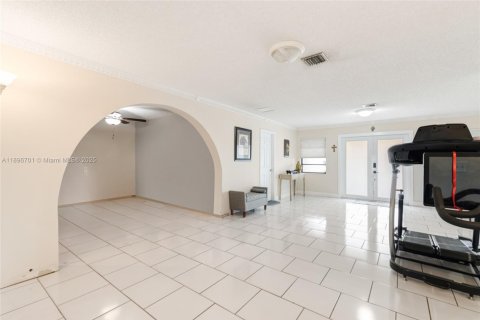 House in Miami, Florida 5 bedrooms, 409.88 sq.m. № 1947810 - photo 7