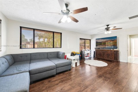 House in Miami, Florida 5 bedrooms, 409.88 sq.m. № 1947810 - photo 20