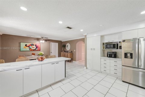 House in Miami, Florida 5 bedrooms, 409.88 sq.m. № 1947810 - photo 17