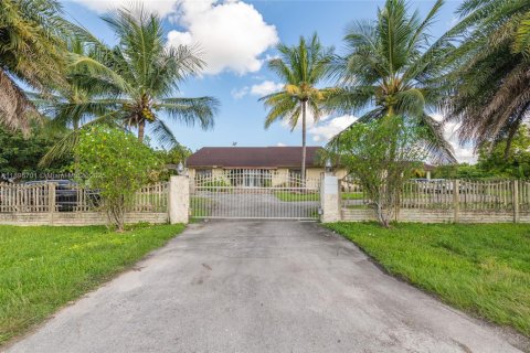 House in Miami, Florida 5 bedrooms, 409.88 sq.m. № 1947810 - photo 3