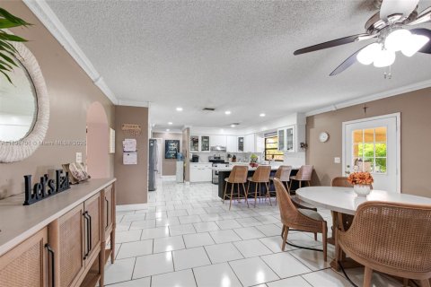 House in Miami, Florida 5 bedrooms, 409.88 sq.m. № 1947810 - photo 14