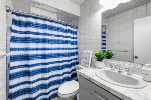 House in Miami, Florida 5 bedrooms, 409.88 sq.m. № 1947810 - photo 22