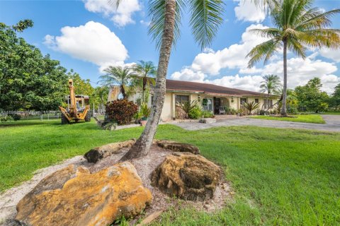House in Miami, Florida 5 bedrooms, 409.88 sq.m. № 1947810 - photo 4