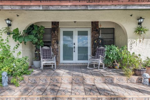 House in Miami, Florida 5 bedrooms, 409.88 sq.m. № 1947810 - photo 5
