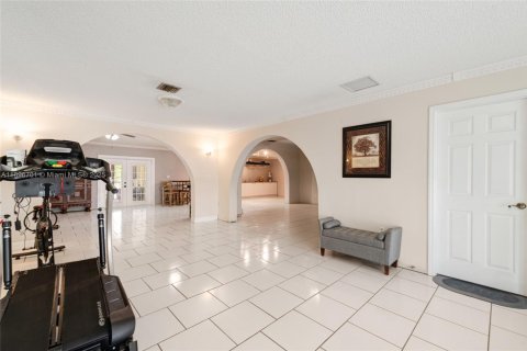 House in Miami, Florida 5 bedrooms, 409.88 sq.m. № 1947810 - photo 6