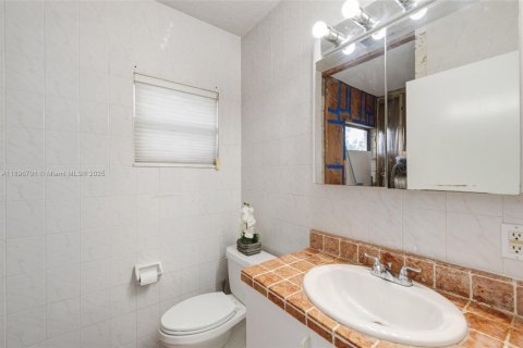 House in Miami, Florida 5 bedrooms, 409.88 sq.m. № 1947810 - photo 18
