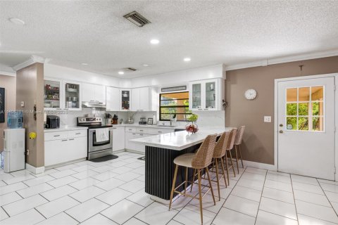 House in Miami, Florida 5 bedrooms, 409.88 sq.m. № 1947810 - photo 13