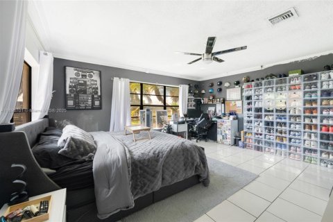 House in Miami, Florida 5 bedrooms, 409.88 sq.m. № 1947810 - photo 27