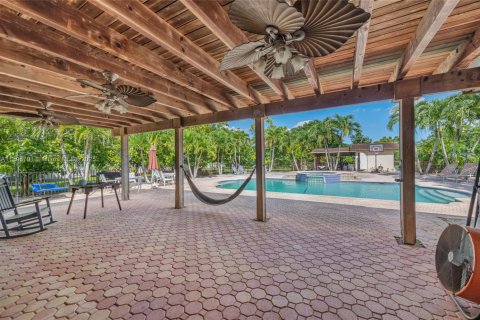 House in Miami, Florida 5 bedrooms, 409.88 sq.m. № 1947810 - photo 30