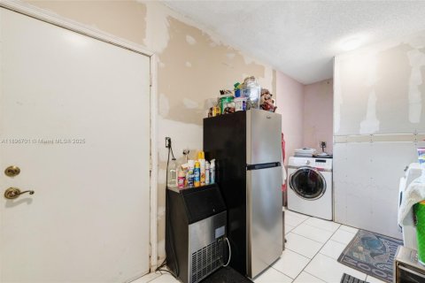 House in Miami, Florida 5 bedrooms, 409.88 sq.m. № 1947810 - photo 19