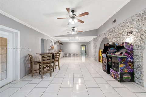 House in Miami, Florida 5 bedrooms, 409.88 sq.m. № 1947810 - photo 9