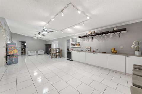 House in Miami, Florida 5 bedrooms, 409.88 sq.m. № 1947810 - photo 10