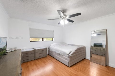 House in Miami, Florida 5 bedrooms, 409.88 sq.m. № 1947810 - photo 29