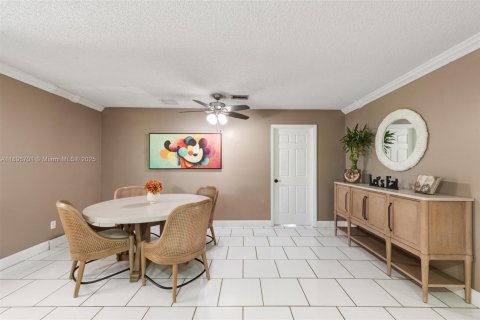 House in Miami, Florida 5 bedrooms, 409.88 sq.m. № 1947810 - photo 15