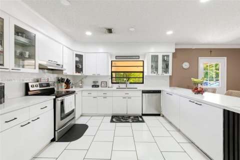 House in Miami, Florida 5 bedrooms, 409.88 sq.m. № 1947810 - photo 16