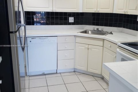 Снять в аренду кондоминиум в Лодерхилл, Флорида 2 спальни, 117.06м2, № 1945227 - фото 2