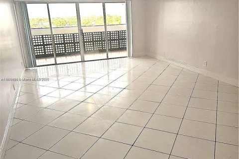 Снять в аренду кондоминиум в Лодерхилл, Флорида 2 спальни, 117.06м2, № 1945227 - фото 3