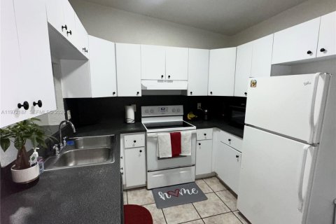 Casa en alquiler en Hollywood, Florida, 2 dormitorios, 159.42 m2 № 2047345 - foto 3