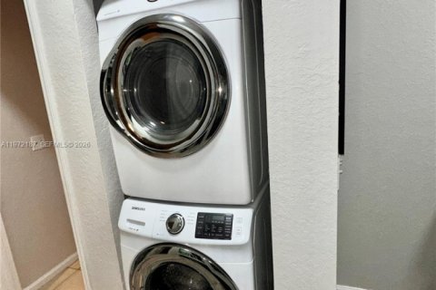 Casa en alquiler en Hollywood, Florida, 2 dormitorios, 159.42 m2 № 2047345 - foto 7