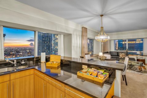 Condo in Miami, Florida, 2 bedrooms  № 1937680 - photo 10